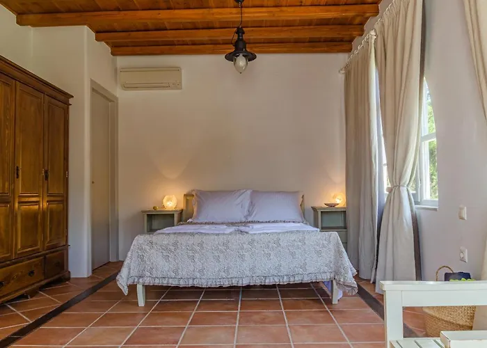 Calmea Seafront - Secluded Villa