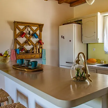 Calmea Seafront - Secluded Willa Alikí