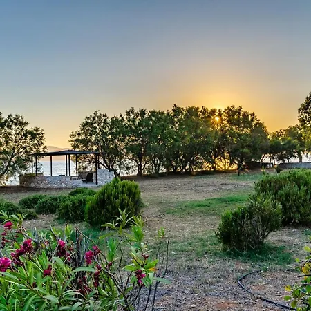 Calmea Seafront - Secluded Willa Alikí