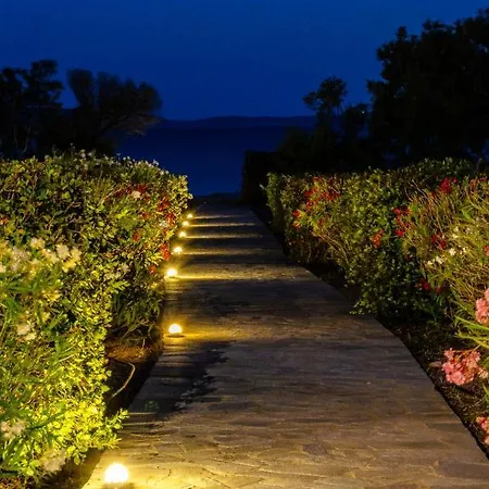 Willa Calmea Seafront - Secluded Alikí