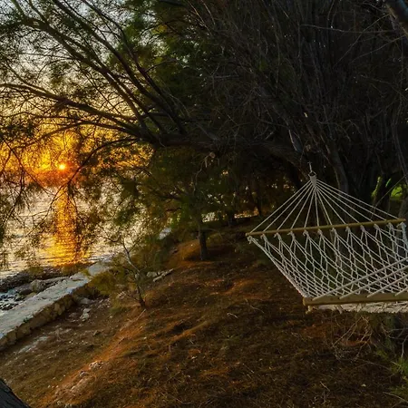 Calmea Seafront - Secluded Willa Alikí